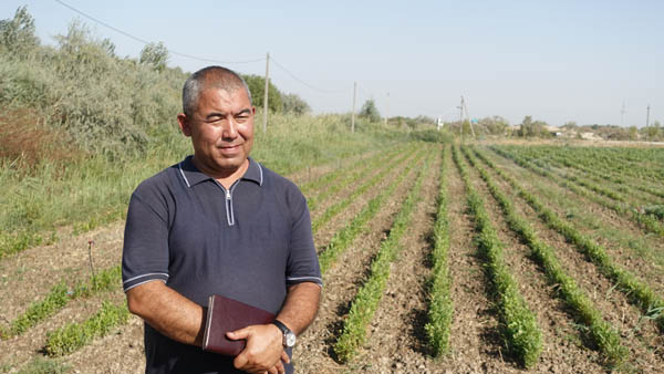 카라우작(Karauzyak) 소재 산림사업소 아브라힘 아킴니야저브 묘목장 겸 의장이 묘목장에 대해 설명하고 있다. [사진 제공 - KOICA]