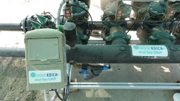 스프링클러 모터에 GGGI와 KOICA 로고가 선명하다. 염도를 낮춰주는 필터도 설치돼 있다. [사진 제공 - KOICA]