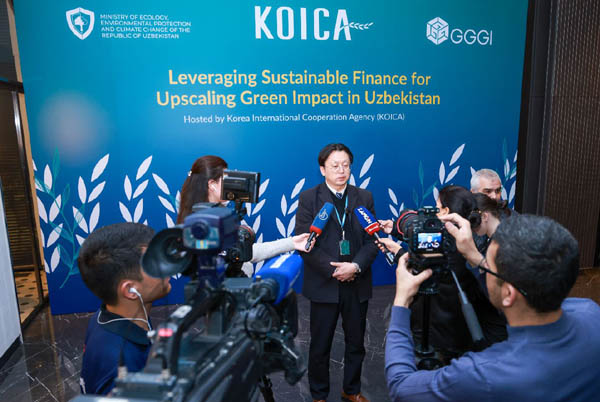 2024년 12월 27일 우즈베키스탄 타슈켄트에서 열린 ‘우즈베키스탄 그린 임팩트 확대를 위한 지속가능금융 활용 성과 공유회‘에서 코이카 신명섭 우즈베키스탄 사무소장이 현지 언론 인터뷰를 통해 사업 성과를 설명하고 있다. [사진 제공 - KOICA]