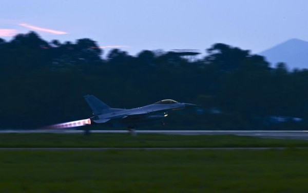 공군19전투비행단 KF-16 전투기가 전투태세훈련을 위해 출격하고 있다. [사진출처-국방부 홈페이지]