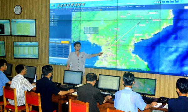 중앙비상재해위기대응지휘조에서 변화하는 기상조건에 맞게 재해방지대책을 세우고 있다. [사진-민주조선]