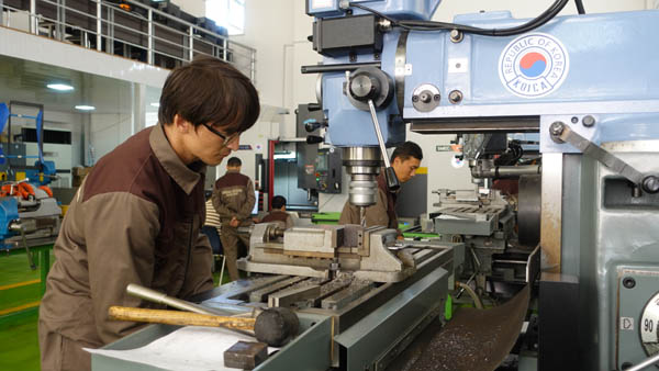 외교부 공동취재단은 13일 코이카가 지원하고 있는 우즈베키스탄 사마르칸트시 소재 사마르칸트 직업훈련원을 찾았다. 한국말이 유창한 술타노프 만수르 훈련생이 실습 과정을 보여주고 있다. [사진 제공 - KOICA]