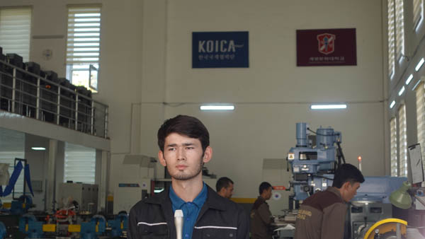 홀무라도프 벡무로드 훈련생이 기자들의 질문에 답하고 있다. [사진 제공 - KOICA]