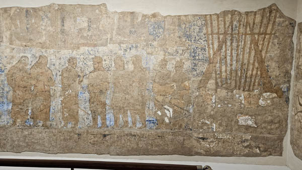 아프라시압 궁전 벽화(7세기 중반)에는 조우관을 쓰고 환두대도를 찬 고구려(혹은 신라) 사신들로 추정되는 그림이 남아있다. 맨 우측 두 사람. [자료 사진 - 통일뉴스]