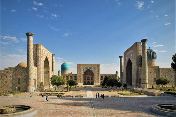 티무르제국 수도였던 사마르칸트는 문화유산이 풍부하다. 레기스탄 광장 전경. [사진 출처 - 위키피디아] 