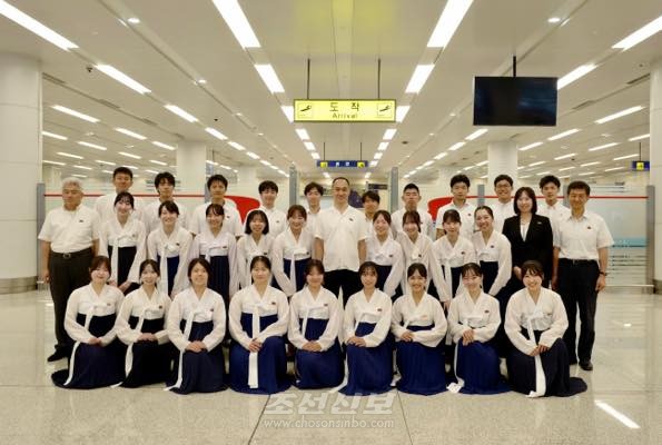 지난해에 이어 재일 조선대학교 졸업학년 학생 조국방문단이 23일 평양국제비행장에 도착했다. [사진-조선신보]