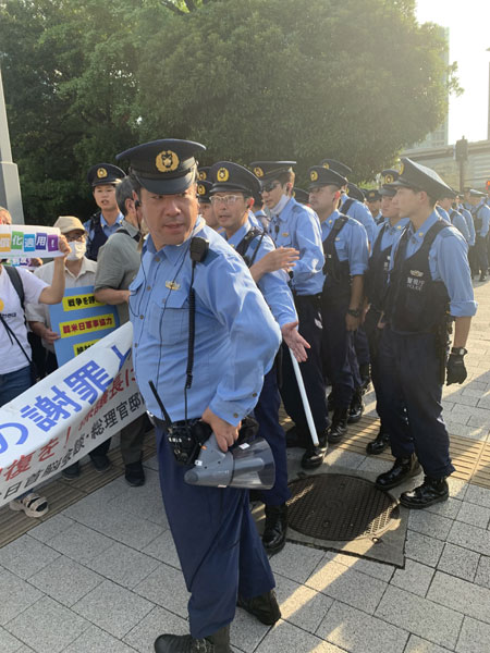 재일 한통련은 23일 한일정상회담이 열리고 있는 도쿄의 총리관저 앞에서 요청행동에 나섰고 일본 경찰은 이례적으로 집회를 방해했다. [사진 - 통일뉴스 박명철 통신원]