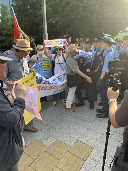 참가자들을 강제로 이동시키려는 경찰과 마찰을 빚었다. [사진 - 통일뉴스 박명철 통신원]