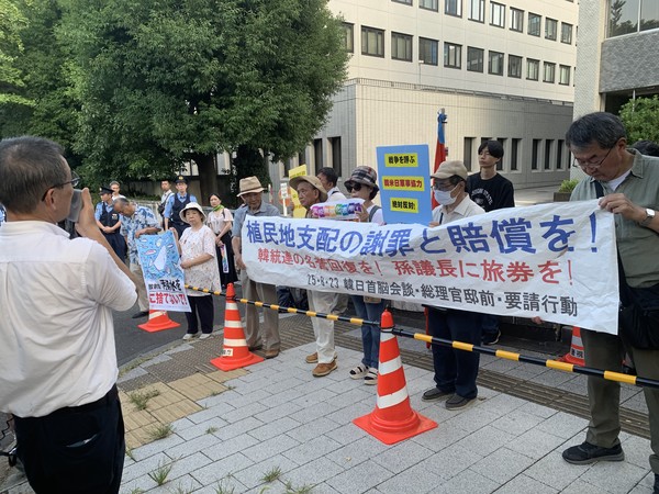 이동한 장소에서 집회를 이어갔다. [사진 - 통일뉴스 박명철 통신원]