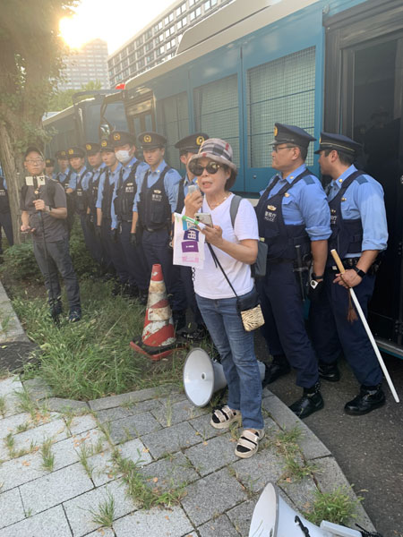 경찰이 감시하는 가운데 집회가 진행됐다. [사진 - 통일뉴스 박명철 통신원]