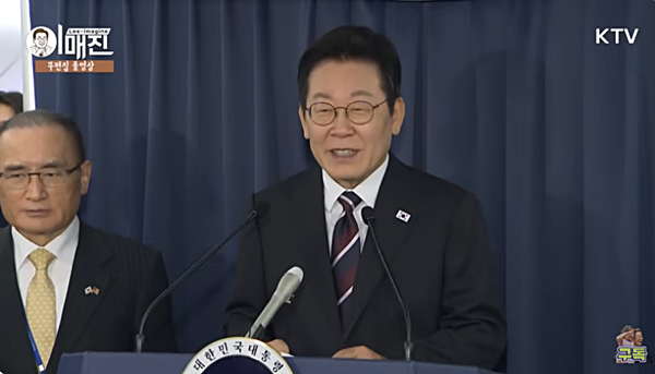 24일 미국행 전용기 안에서 간담회를 개최한 이재명 대통령. [사진 갈무리-KTV 유튜브]