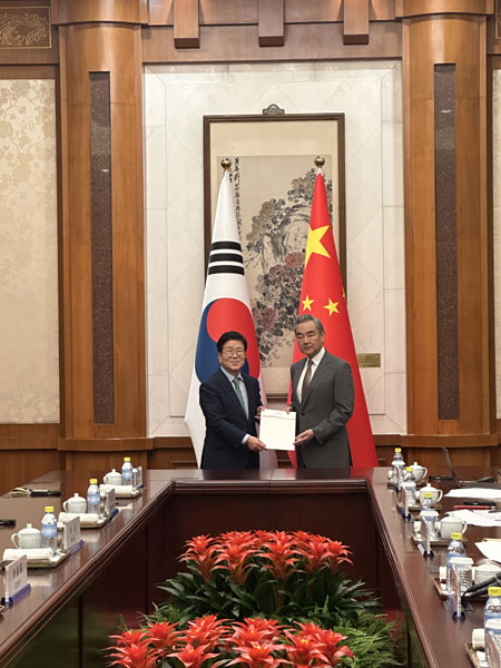 박병석 대통령 중국 특사는 24일 왕이(Wang Yi) 중공중앙정치국위원 겸 중앙외사공작위원회 판공실 주임에게 이재명 대통령의 ‘시진핑 중국 국가주석 앞’ 친서를 간접 전달했다. [사진 제공 - 외교부]