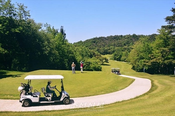 북한에서 골프관광이 인기를 모으고 있다고 한다. 사진은 태성호 기슭에 자리잡은 평양골프장. [사진-조선신보 갈무리]