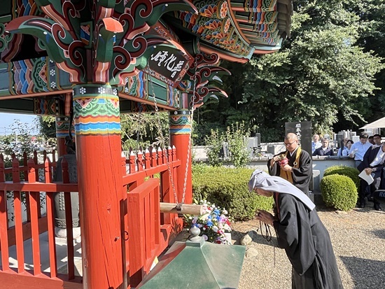 세키타쿠마(関琢磨) 간논지 주지가 새로 단장된 보화종루 앞에서 불교의식으로 하고 있다. [사진 – 통일뉴스 조정훈 통신원]