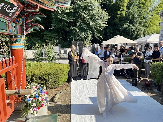 조화선 씨가 살풀이춤으로 간토대지진 조선인 학살 피해자들을 위로하고 있다. [사진 – 통일뉴스 조정훈 통신원]