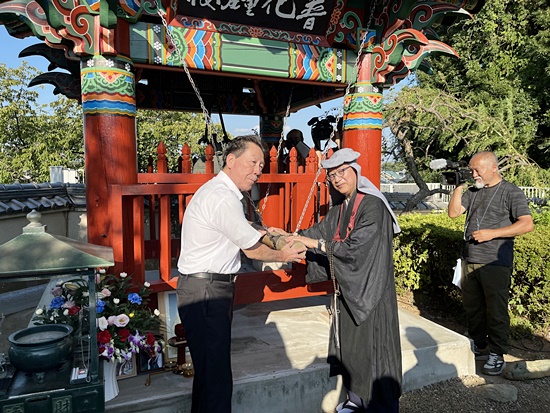 세키타쿠마 간논지 주지와 토모노리 핫토리 야치요시 시장이 보화종루 위령의 종을 타종하고 있다. [사진 – 통일뉴스 조정훈 통신원]