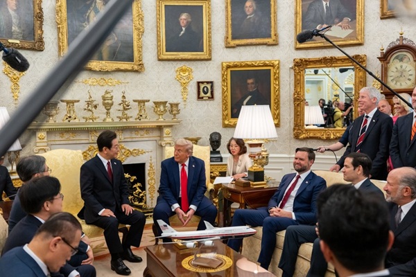 긴장 속에 시작됐으나 화기애애하게 끝난 한미정상회담. [사진-백악관]