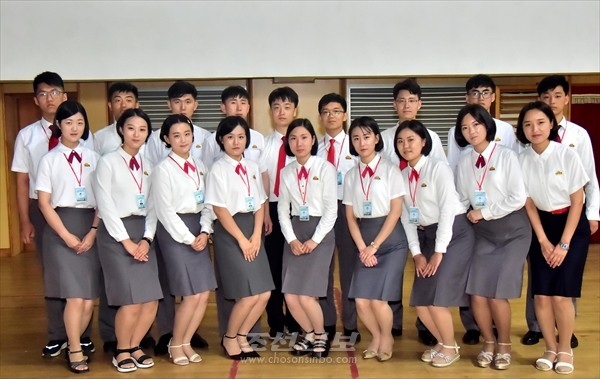 우승한 김일성종합대학 학생들. [사진-조선신보 갈무리]