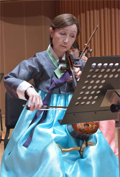 유명 소해금 연주자이자 재일 최고의 민족악기중주단인 ‘민악(民樂)’의 강명희 단장이 은퇴를 발표했다. 사진은 연주 중인 강명희 단장. [사진 – 김일태 재일 사진작가]