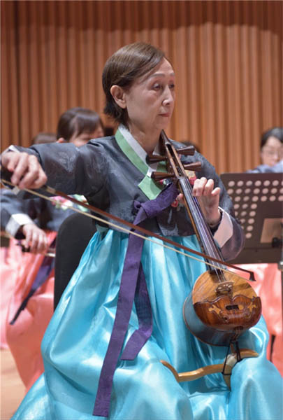 강명희 단장은 소해금을 비롯한 재일 민족음악 연주와 기록 등 발전 전반에 지대한 영향을 미쳤다. [사진 – 김일태 재일 사진작가]