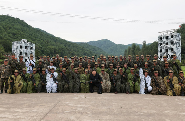 저격수 양성에 특별한 관심을 기울인 김 위원장이 이들과 기념촬영을 했다. [사진-노동신문] 