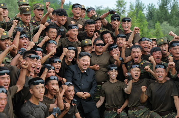 특수작전부대 군인들과 기념촬영하는 김정은 위원장 [사진-노동신문]