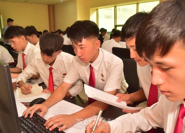 정보부문 대학생프로그램작성경연-2025에 참가한 학생들.[사진-조선신보 갈무리]