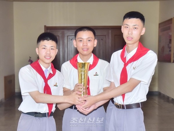 도급 대학부문경연에 참가하여 우승한 금성제2중학교 학생들.[사진-조선신보 갈무리]