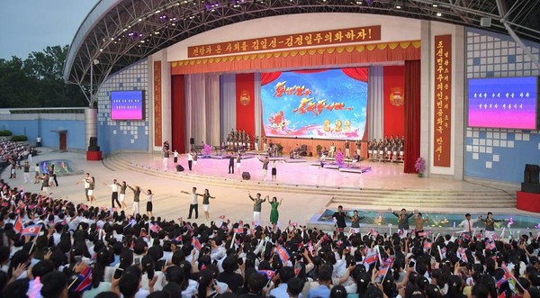 북한에서 청년절 경축 청년중앙예술선전대공연 ‘위대한 당을 따라 애국청년대군 앞으로!’가 27일 평양시청년공원야외극장에서 진행되었다. [사진-노동신문 갈무리]