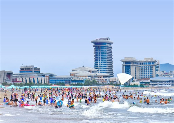 해수욕을 즐기는 관광객들. [사진-조선신보 갈무리]