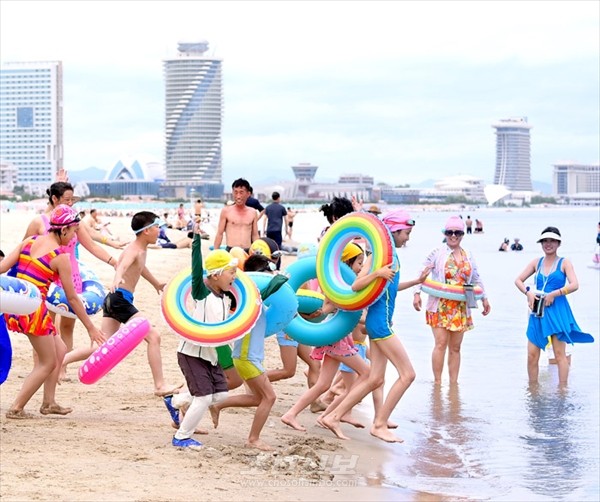 원산갈마해안관광지구 해수욕장에서 [사진-조선신보 갈무리]