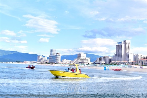 원산갈마해안관광지구 해수욕장에서 [사진-조선신보 갈무리]
