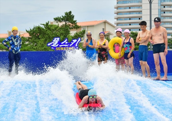 손님들의 인기를 모으는 명사십리 야외물놀이장 [사진-조선신보 갈무리]