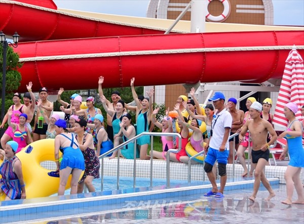 손님들의 인기를 모으는 명사십리 야외물놀이장 [사진-조선신보 갈무리]