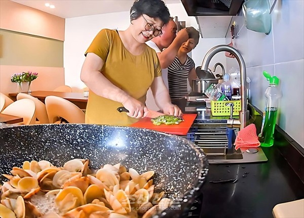 해삼, 전복, 대합, 성게, 가재미를 직접 잡아 즉석 요리를 하기도 한다. [사진-조선신보 갈무리]