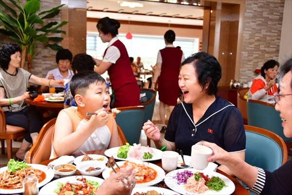 민족요리와 세계요리들을 전문으로 봉사해주는 식당들이 있다. [사진-조선신보 갈무리]