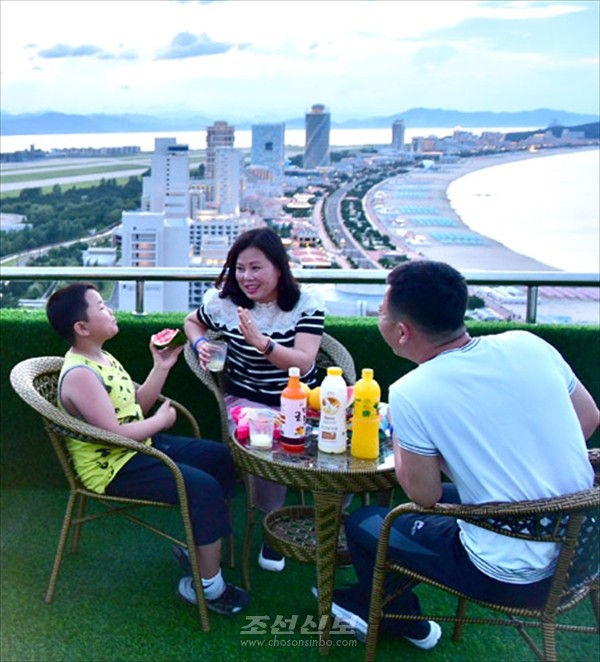 즐거운 한때를 보내고 있는 관광객들. [사진-조선신보 갈무리]