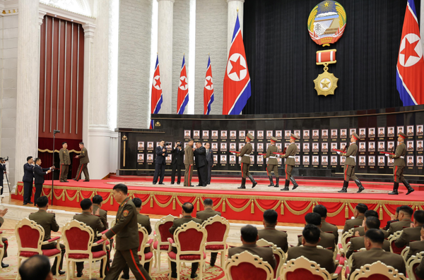 김정은 국무위원장이 '쿠르스크 해방작전'에서 공훈을 세운 군인들에게 직접 '공화국 영웅칭호'와 '영웅메달'을 수여했다. [사진-노동신문 갈무리]