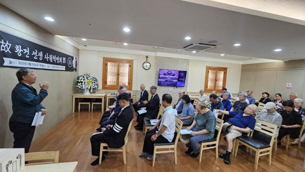 한찬욱 사월혁명회 사무처장이 추도식 사회를 맡았다. [사진 - 통일뉴스 김치관 기자]