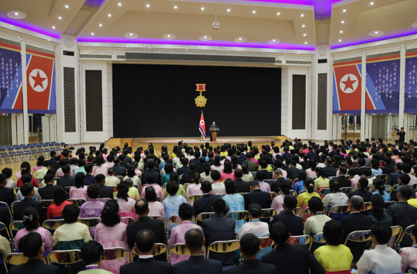 김정은 국무위원장이 29일 목란관에서 쿠루스크 참전 전사자들의 유가족들을 다시 만나 위로했다. [사진-노동신문]