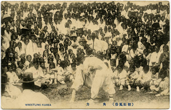 1920년 씨름 사진이다. 엄청나게 모인 관중은 씨름의 인기를 보여준다. 각력(角力)은 씨름의 다른 말이다. 외국인들은 씨름을 코리아 레슬링이라고 소개했다. 허리샅바는 보이지 않는다. 샅바가 없으면 경기는 레슬링처럼 거칠어진다. 옷을 잡기 위한 손 싸움이 치열해지고 심지어는 경기 중에 찢어졌을 것이다. 이런 씨름은 관중을 흥분시킨다. [사진 제공 - 심규섭]