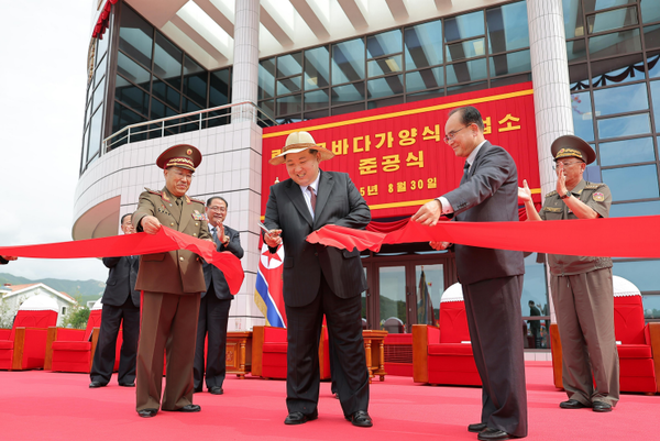 김정은 국무위원장이 30일 낙원군바닷사양식사업소 준공식에 참석해 준공 테이프를 끊었다. [사진-노동신문]