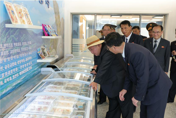 김 위원장이 낙원포 바닷가양식사업소의 생산물을 돌아보고 있다. [사진-노동신문]