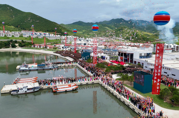 낙원바닷가양식사업소와 농촌문화주택지구 [사진-노동신문] 