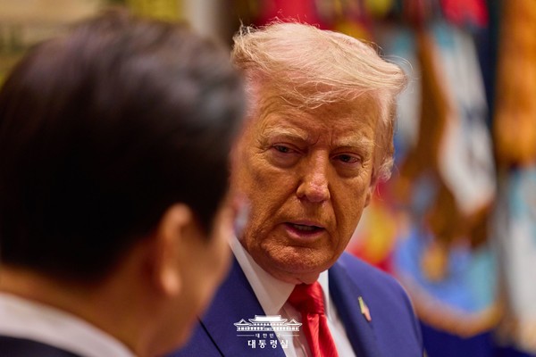 한 사람은 편한 자세로 누리는듯한 모습, 또 다른 상대는 정중한 자세, 누가 봐도 평등치 않다. [사진-대통령실]