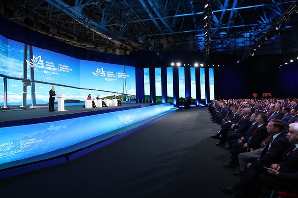 제10차 동방경제포럼이 9월 3일 블라디보스토크의 극동연방대학교 캠퍼스에서 개최된다. 사진은 지난해 9차 포럼 본회의에서 연설을 하고 있는 푸틴 대통령. [사진-로스콩그레스 재단 누리집 갈무리]