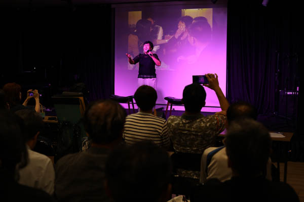 평양시민 김련희 씨가 독창 ‘다시 만납시다’를 애절하게 부르고 있다. [사진 – 통일뉴스 김래곤 통신원]