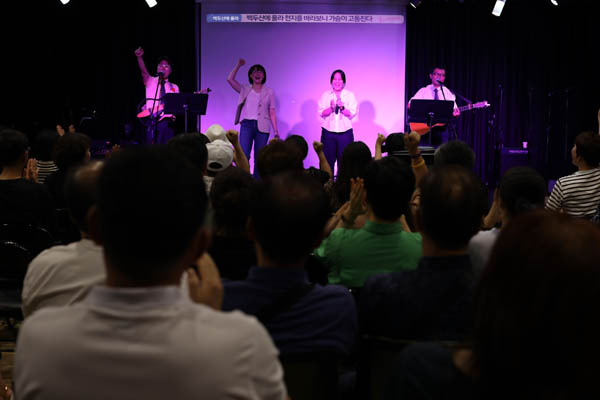 민중가요 노래패 ‘우리나라’가 공연하고 있다. [사진 – 통일뉴스 김래곤 통신원]