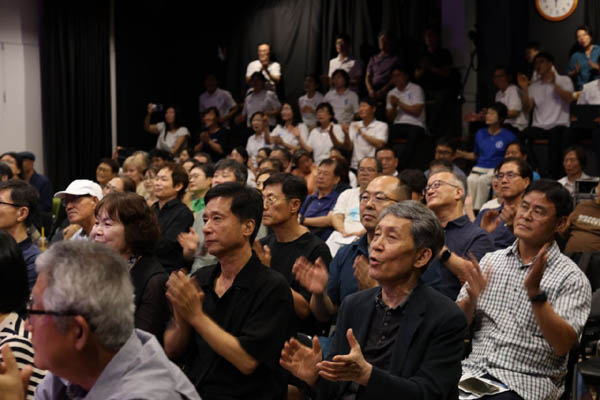 참가자들이  공연출연자들의 열정적인 무대에  아낌없는 박수갈채를 보내고 있다. [사진 - 통일뉴스 김래곤 통신원]