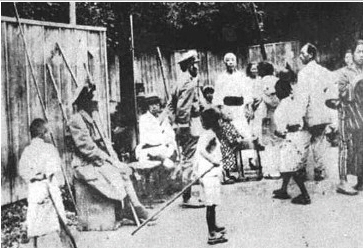 자경단. 군복을 입은 자들이 재향군인. 죽창과 곤봉 등으로 무장하고 있다. [사진-동농기념사업회 강덕상자료센터 제공]
